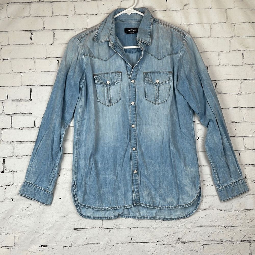 Bebe Button Up Denim Pearl Snap Button Womens XS Long Sleeve Chambray Blue Shirt